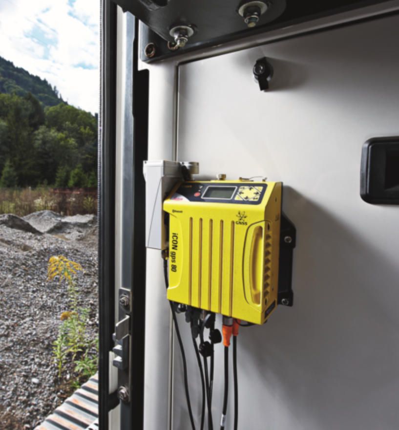 4. Leica iCG80 GNSS receiver.jpg