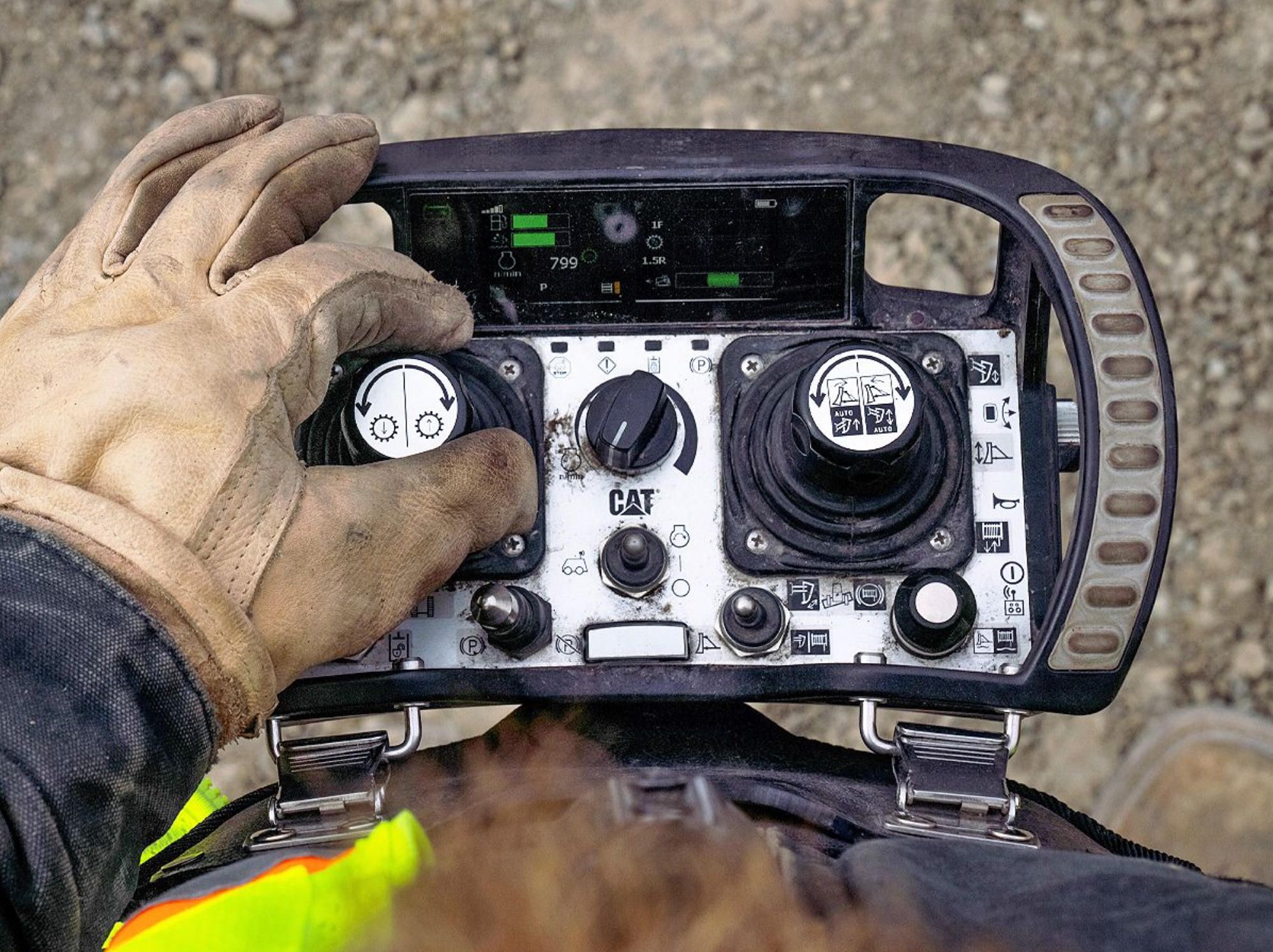 5. Cat Command for Dozing (D6 remote operation).jpg